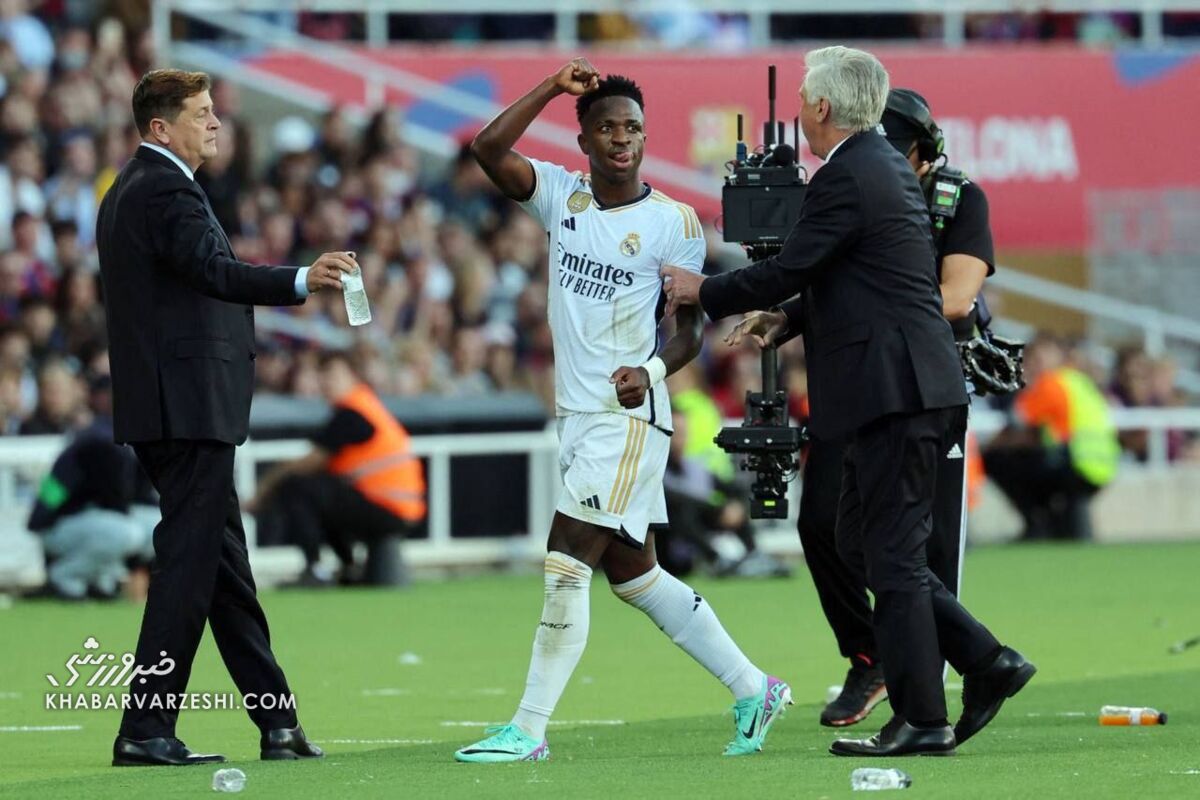 تصاویر| رفتار اعصاب خردکن وینیسیوس مقابل چشمان هواداران بارسلونا/ این حرکت واکنش چه چیزی بود؟