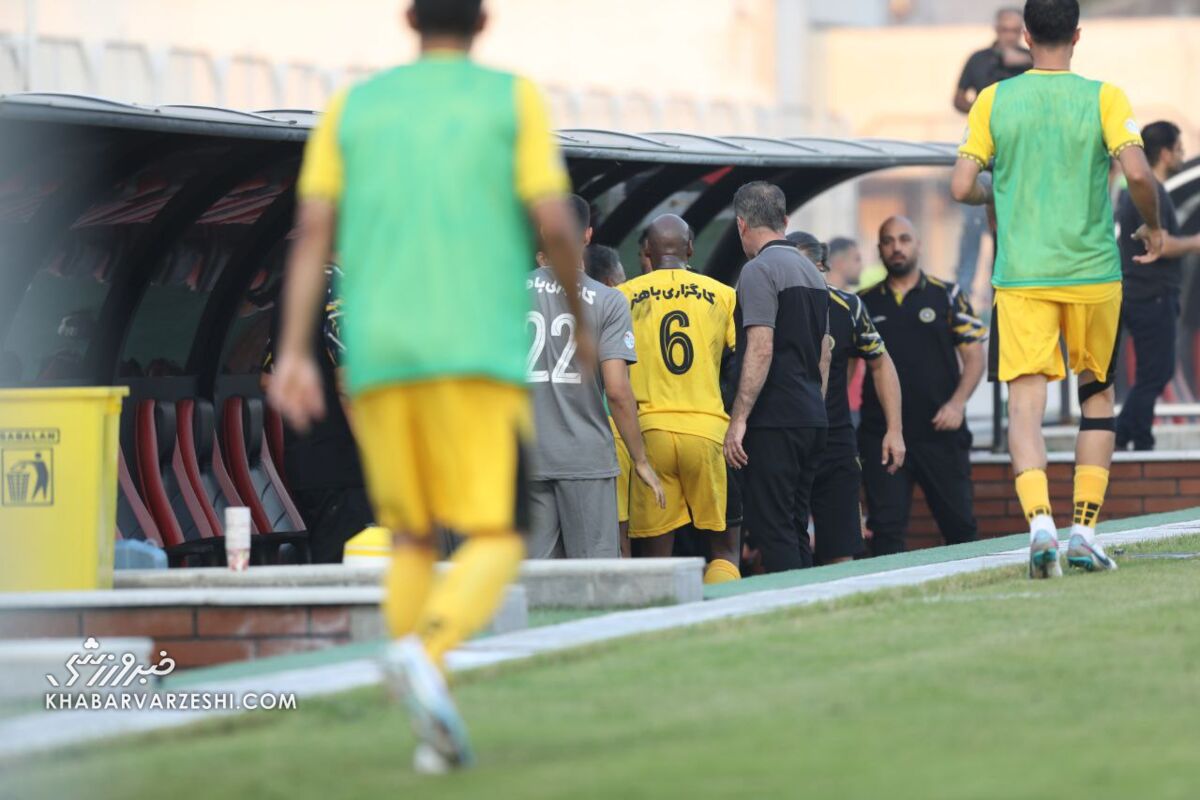 عکس| جنجال سپاهانیها در قائمشهر/ مورایس با ستاره خارجی تیمش دست به یقه شد