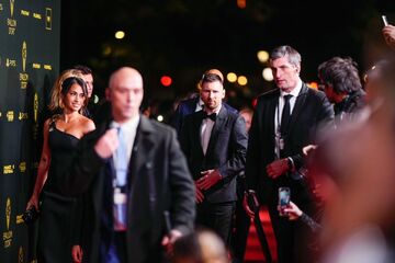 اولین تصویر لیونل مسی، همسر و پسرانش در مراسم توپ طلا ۲۰۲۳/ بادیگارد فوق‌ستاره آرژانتینی اینجا هم دست‌بردار نیست!