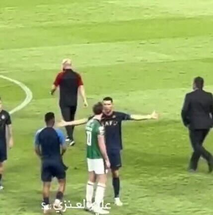 عکس| درگیری ستارهها در عربستان/ رونالدو و اتاویو با کاپیتان سابق لیورپول دست به یقه شدند