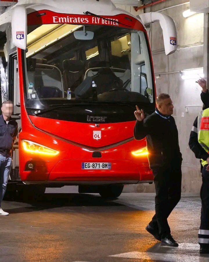 عکس| راننده اتوبوس حواس پرت، بازی آرسنال را لغو کرد!