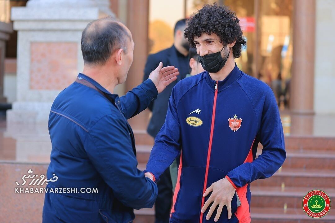عکس| پرسپولیسیها با تدابیر ویژه به دوشنبه رسیدند/ راهکار گلمحمدی برای جلوگیری از ویروس ترسناک