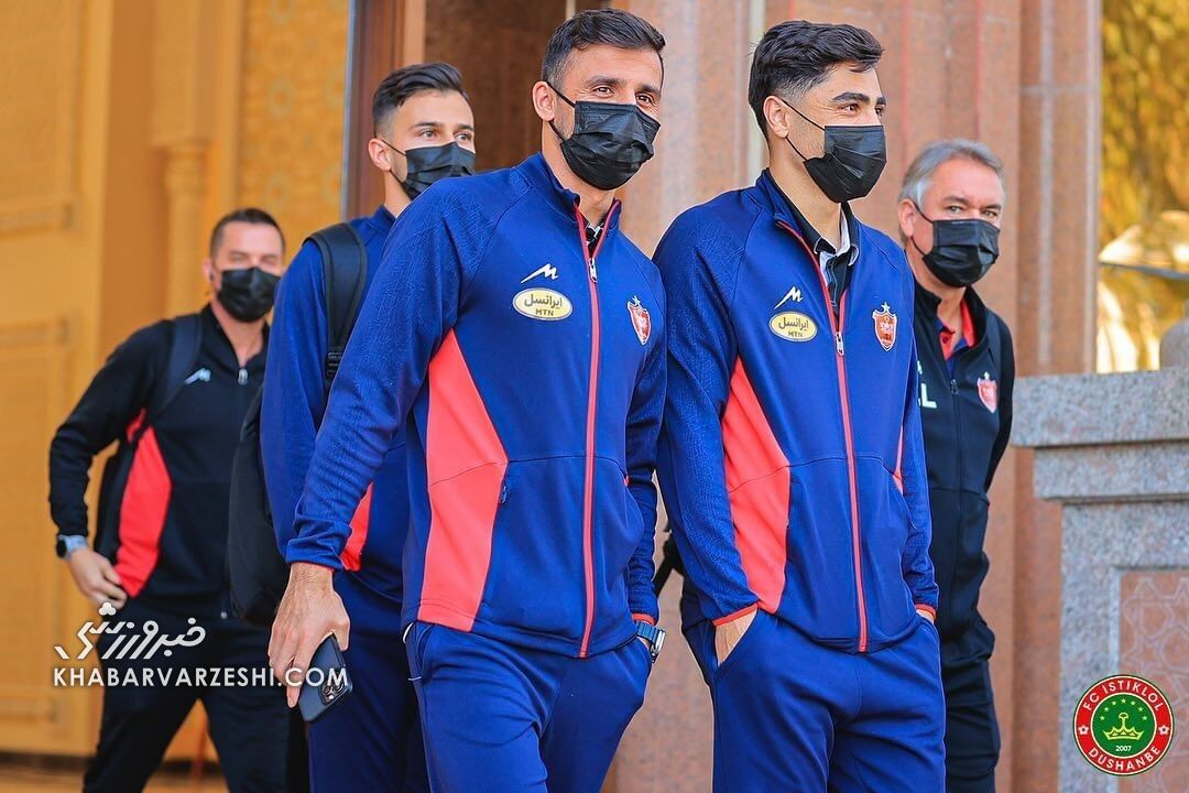 عکس| پرسپولیسی‌ها با تدابیر ویژه به دوشنبه رسیدند/ راه‌کار گل‌محمدی برای جلوگیری از ویروس ترسناک