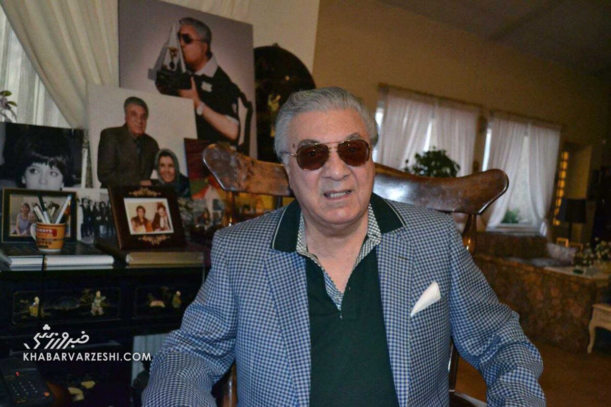 من همینجا میمیرم... برای گلپا که جاودانه ماند تا ابد/ تنگ غروب آن روز وقتی که میرفتی، «ما» گریه میکردیم آهسته آهسته! اکبر گلپایگانی