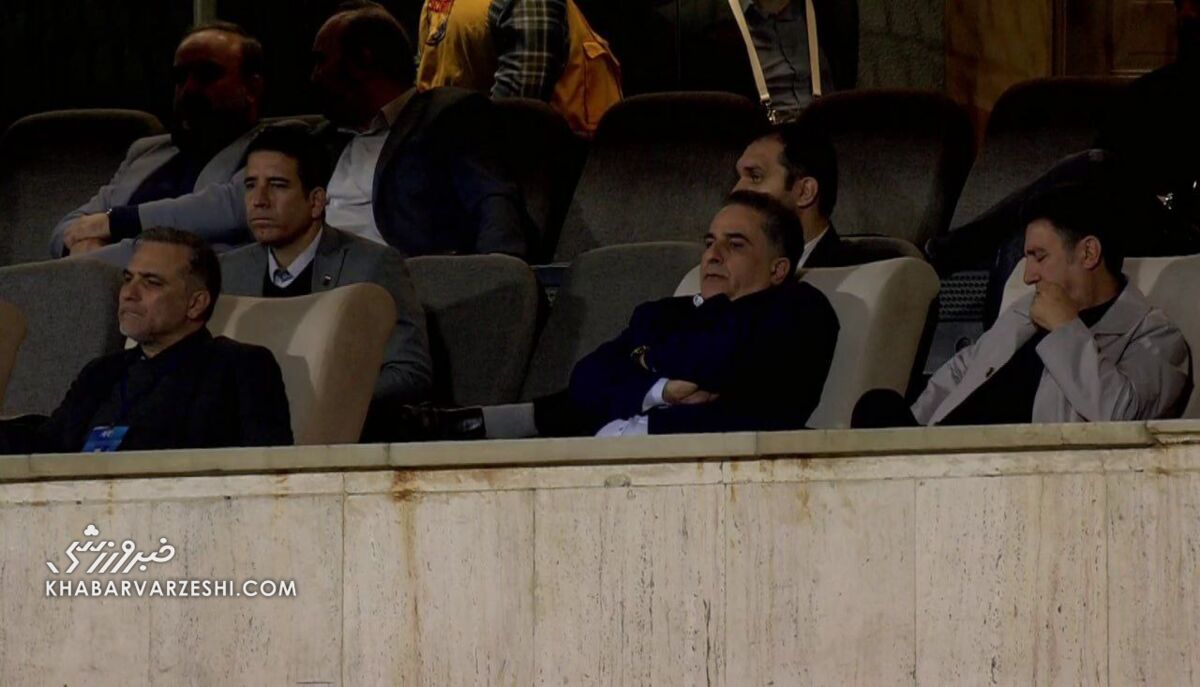 تصویری عجیب از امیر قلعهنویی وسط بازی نساجی و نوبهار!