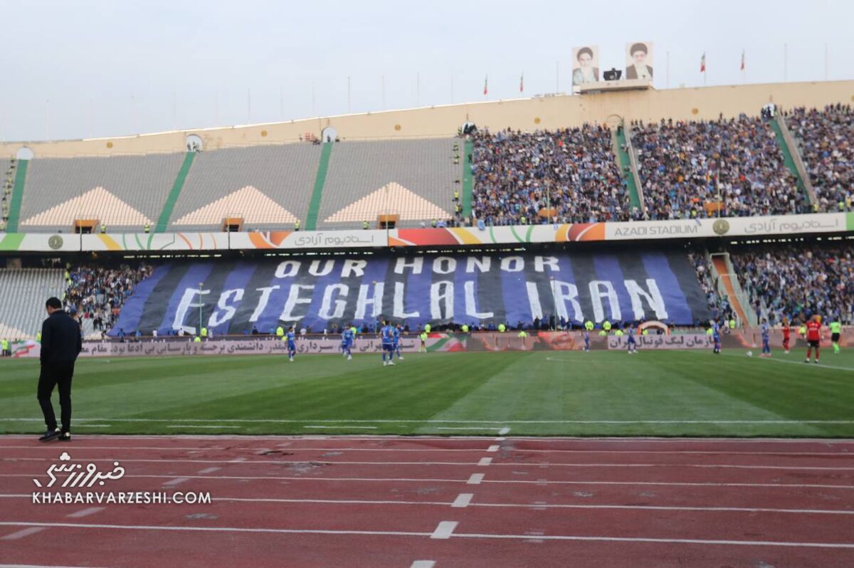 تصاویر| پیراهن شماره ۶ روی سکوهای استقلال/ پرچم باشگاه پرافتخار اروپایی به نام آبی‌ها!