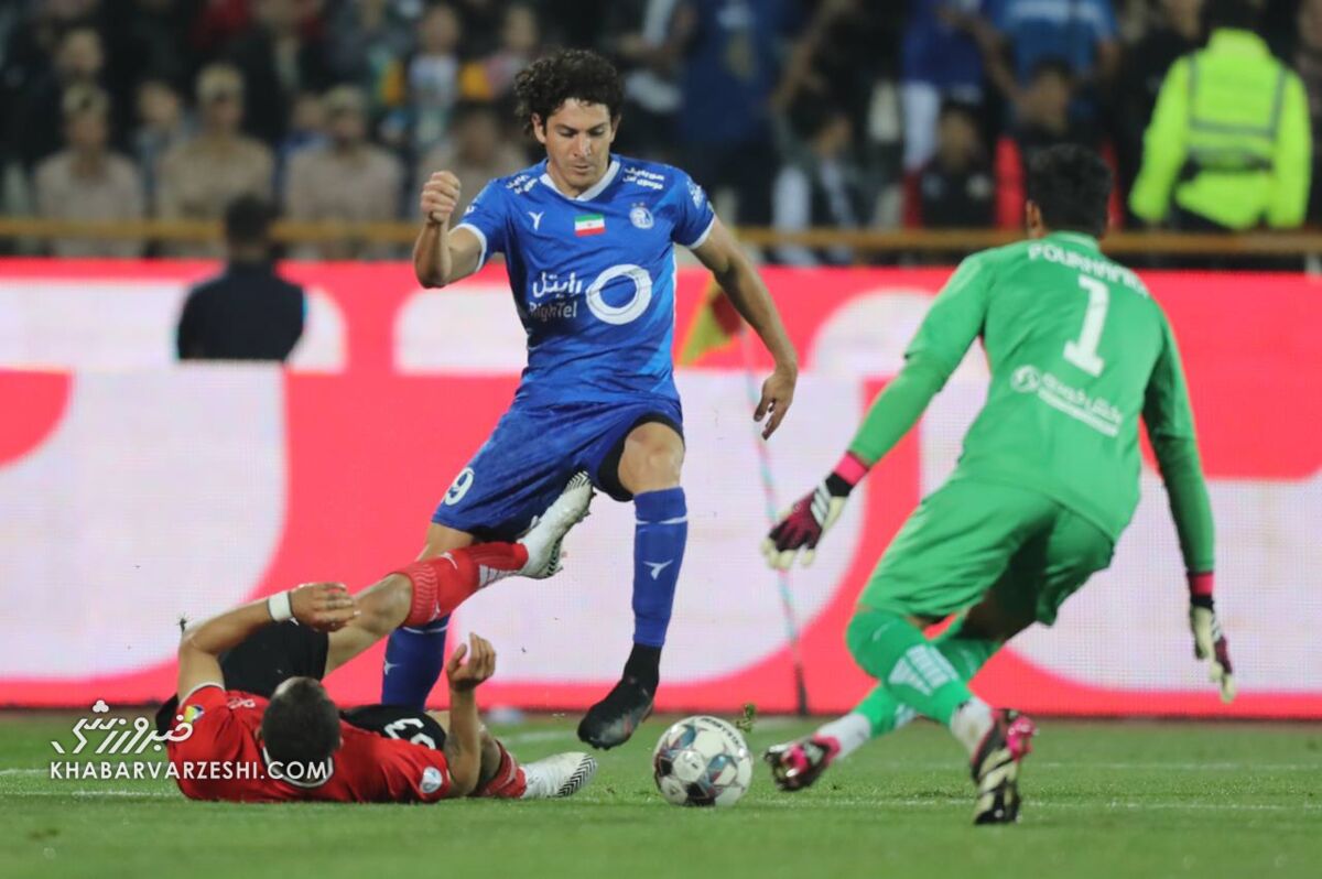 عکس| بمب‌افکن جدید استقلال در کنسرت خواننده پرسپولیسی
