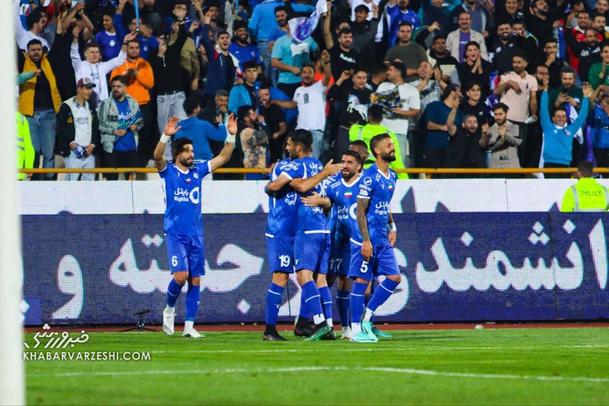 میخواهند با حاشیه سازی به استقلال ضربه بزنند/ بازیکنان این جنگ را به مدیریت بسپارند/ نکونام در لحظات سخت، کارهای بزرگ میکند