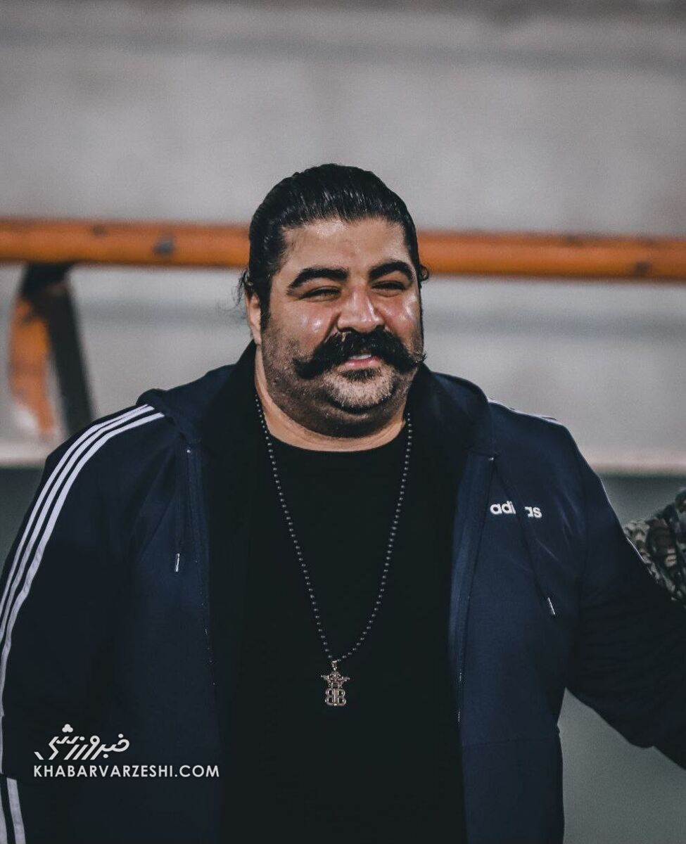 عکس| خواننده مشهور استقلالی روی سکوها آزادی دیده شد