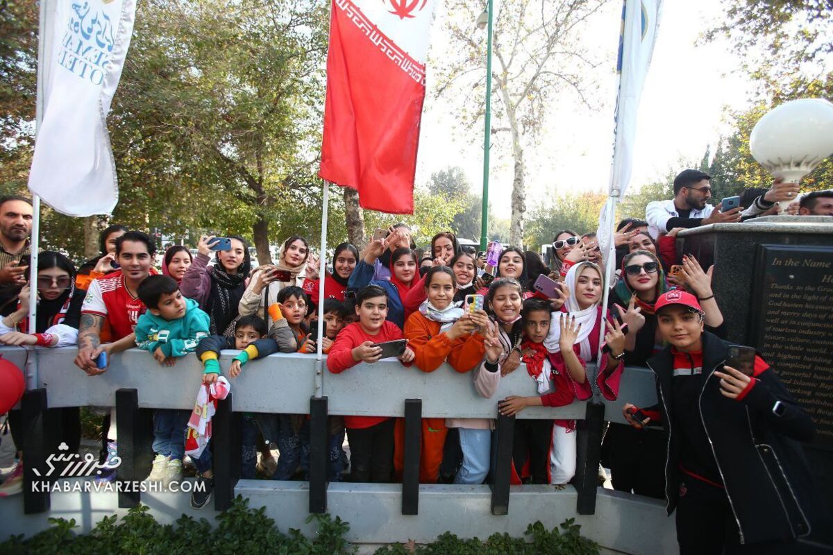 استقبال ویژه دختران در اصفهان از پرسپولیس