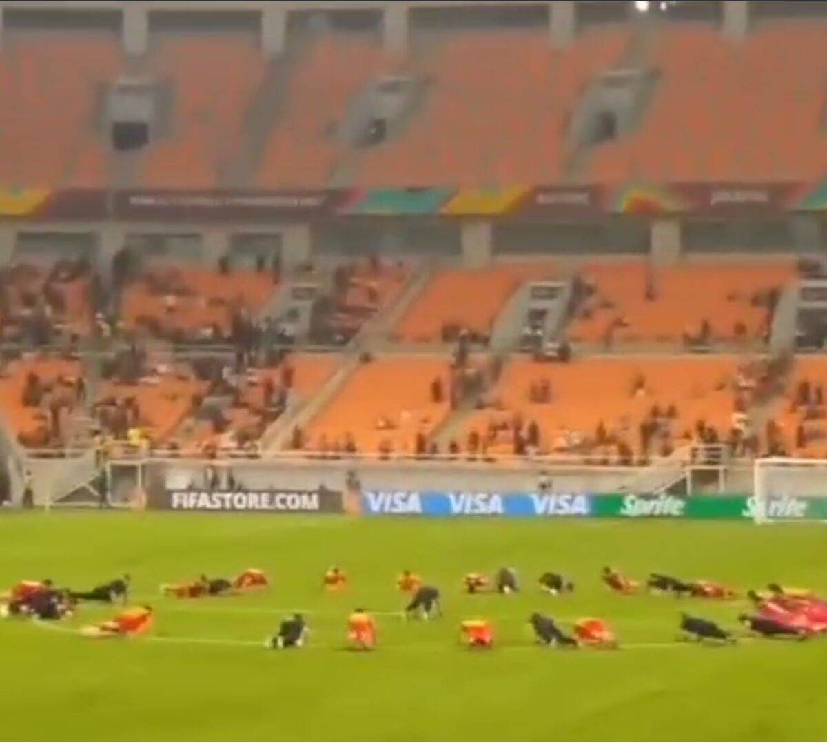 عکس| صحنه عجیب از ملیپوشان ایران بعد از شکست تاریخی برزیل/ کنجکاوی هواداران بخاطر «تنبیه» شاگردان عبدی!