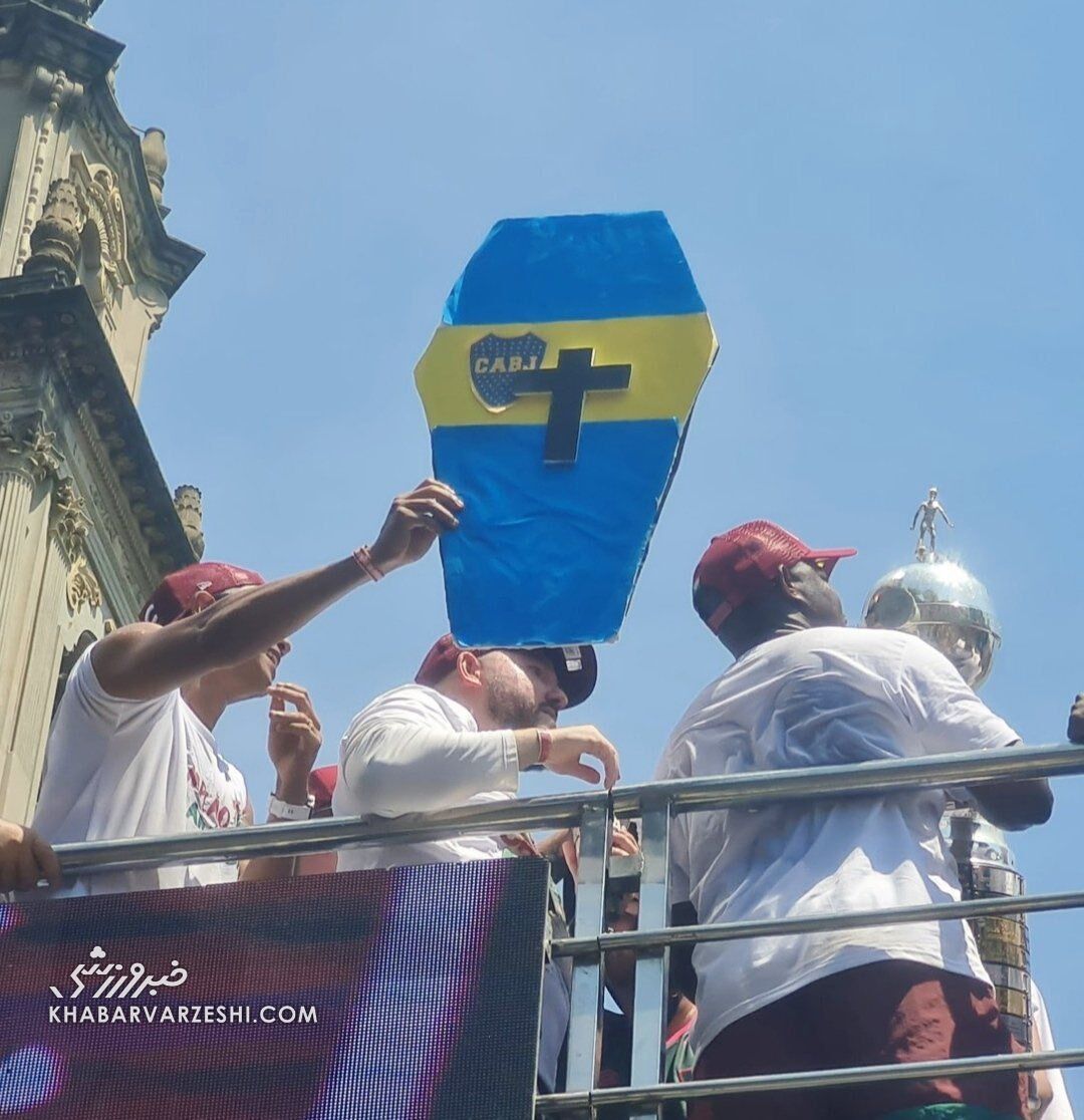 عکس| تابوت رقیب در جشن پیروزی/ خشم هواداران از کریخوانی عجیب یک بازیکن