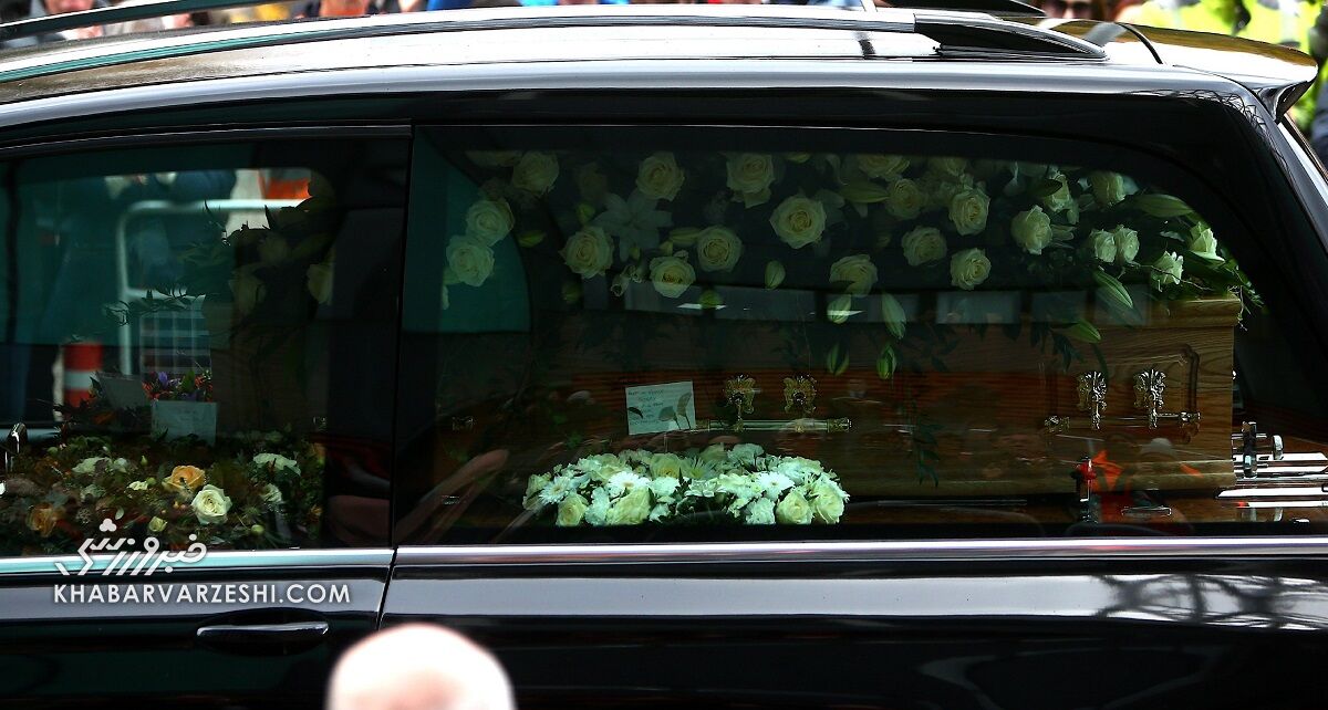 تصاویر| حضور چهره‌های مشهور در مراسم خاکسپاری سربابی چارلتون/ نماینده‌های رقبا هم آمدند