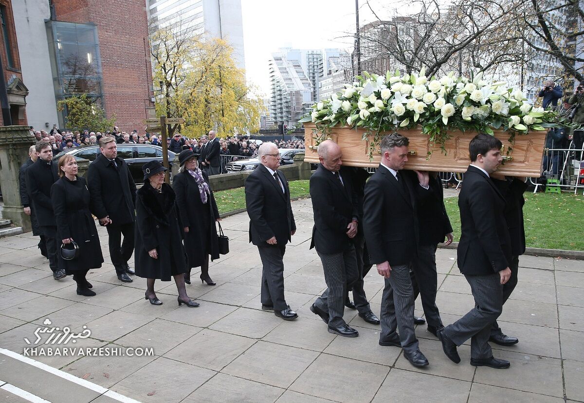 تصاویر| حضور چهره‌های مشهور در مراسم خاکسپاری سربابی چارلتون/ نماینده‌های رقبا هم آمدند