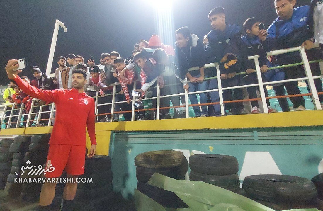 عکس| مهدی طارمی محبوبترین سوژه سلفی بگیرها!