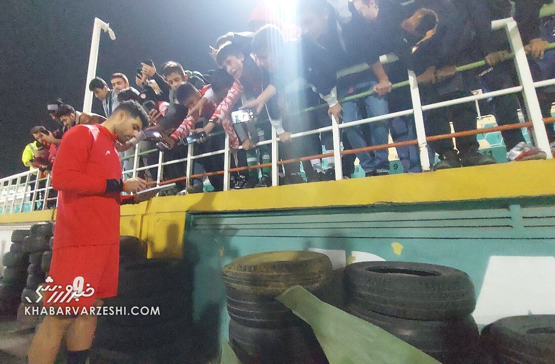 عکس| مهدی طارمی محبوبترین سوژه سلفی بگیرها!