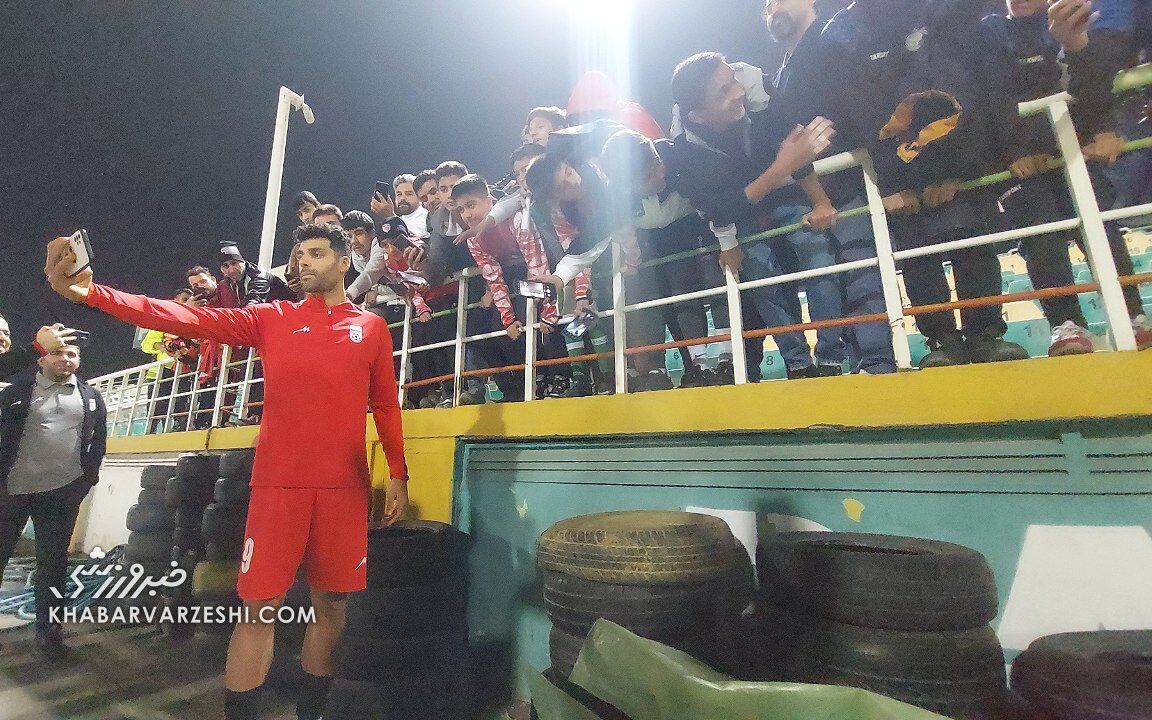 عکس| مهدی طارمی محبوبترین سوژه سلفی بگیرها!