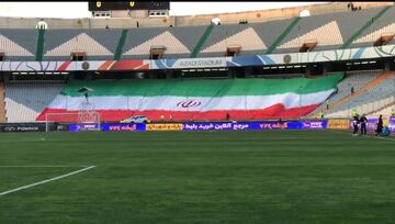 ویدیو| حال و هوای ورزشگاه آزادی پیش از دیدار ایران و هنگ‌کنگ/ حضور زنان و دو تماشاگر جالب طرفدار هنگ‌کنگی