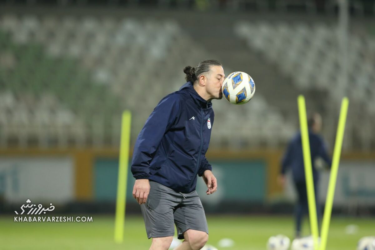 عکس| حرکت عجیب مربی تیم ملی وسط زمین/ بوسهای که تمیز نیست!