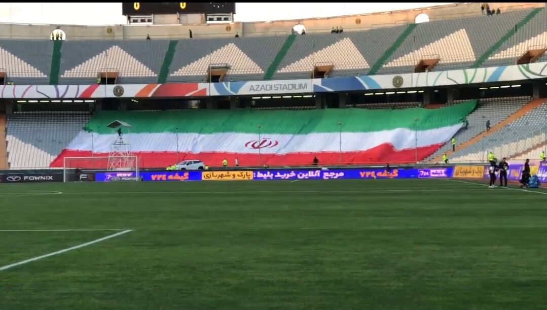 ویدیو| حال و هوای ورزشگاه آزادی پیش از دیدار ایران و هنگ‌کنگ/حضور زنان و دو تماشاگر جالب طرفدار هنگ‌کنگی