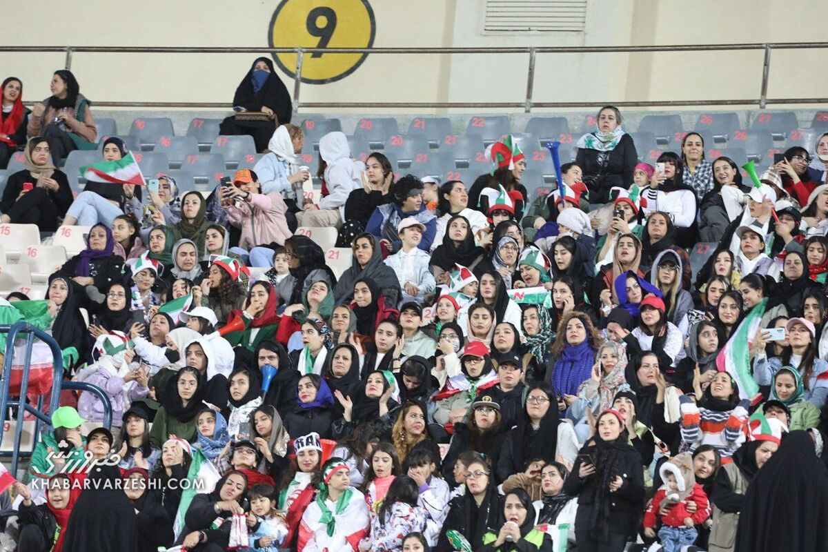 دختر شنل به دوش در جایگاه آقایان استادیوم آزادی +عکس دختر شنل به دوش در جایگاه آقایان استادیوم آزادی +عکس