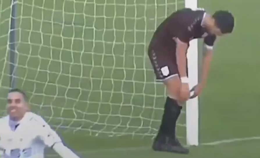 ویدیو| عجیب‌ترین صحنه‌های فوتبالی/ از توپ‌جمع‌کنی که دروازه را نجات داد تا بازیکنی که توپ را در محوطه جریمه با دست برداشت!