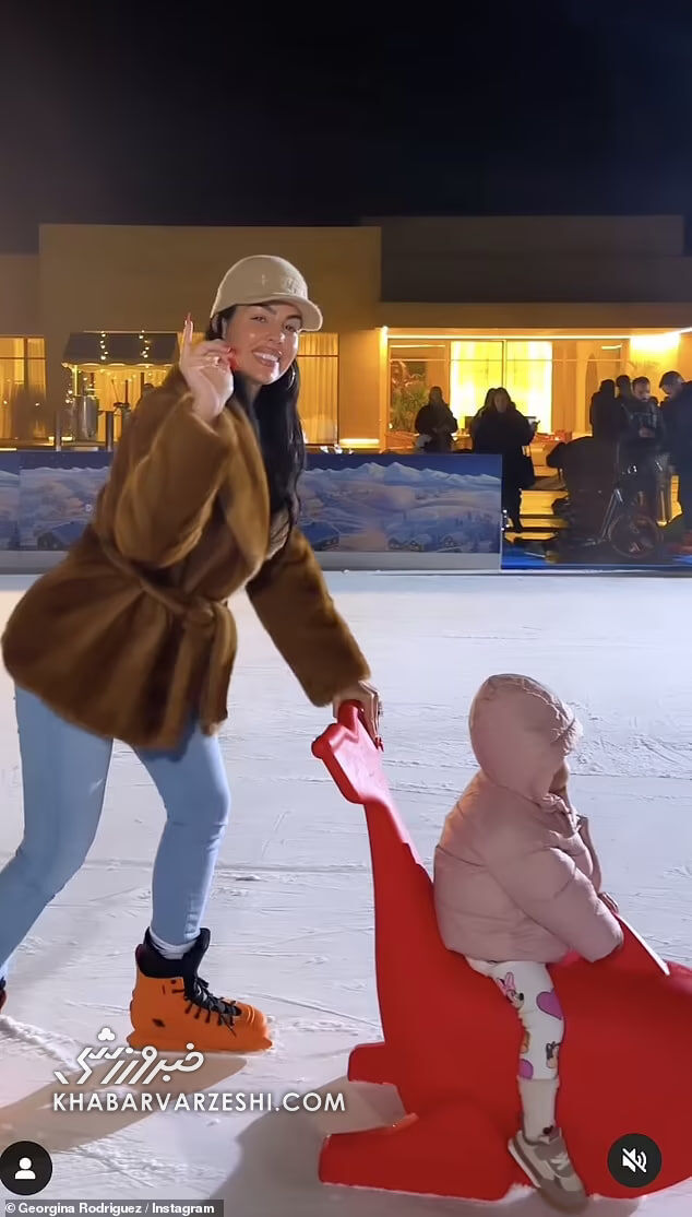 تصاویر| جورجینا یک پارک یخی باشکوه اجاره کرد/ هنرنمایی نامزد رونالدو با اسکیت +ویدیو