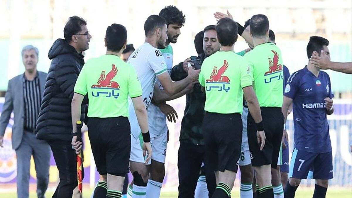 خشم مجیدی و کنایه آتشین به افشاریان بعد از جدال با میثاقی/ پول قرارداد بازیکنان را بیشتر کم کنید و VAR بخرید! خشم مجیدی و کنایه آتشین به افشاریان بعد از جدال با میثاقی/ پول قرارداد بازیکنان را بیشتر کم کنید و VAR بخرید!