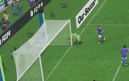 ویدیو| باگ خندهدار بازی فیفا ۲۴؛ دروازهبان با تورِ دروازه خودش را دار زد! باگ فیفا ۲۴