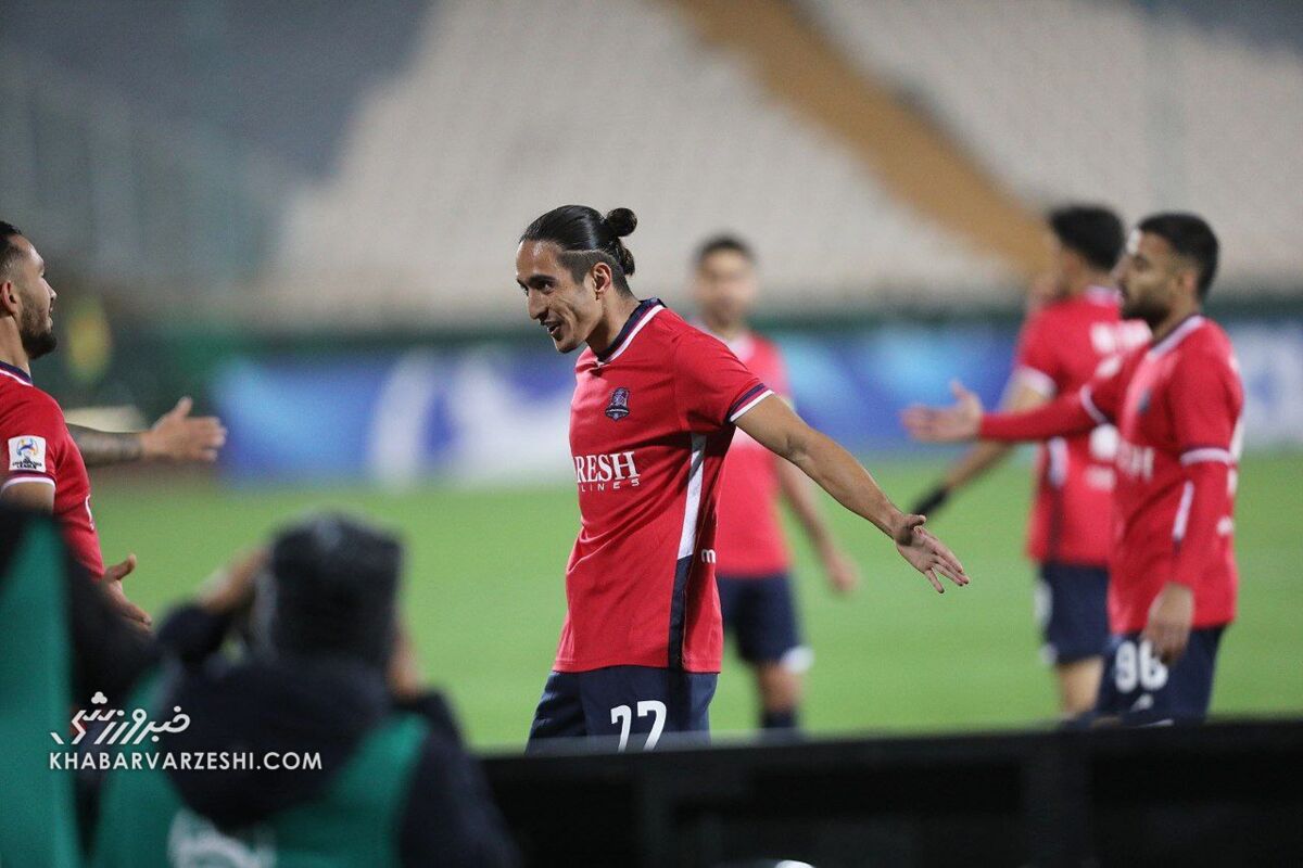 مهاجم استقلالی سوپرگل زد و ۴ نشان داد! +ویدیو