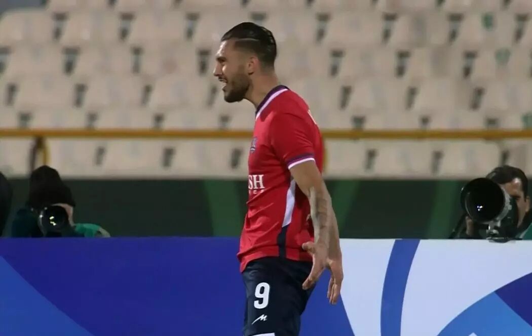 مهاجم استقلالی سوپرگل زد و ۴ نشان داد! +ویدیو