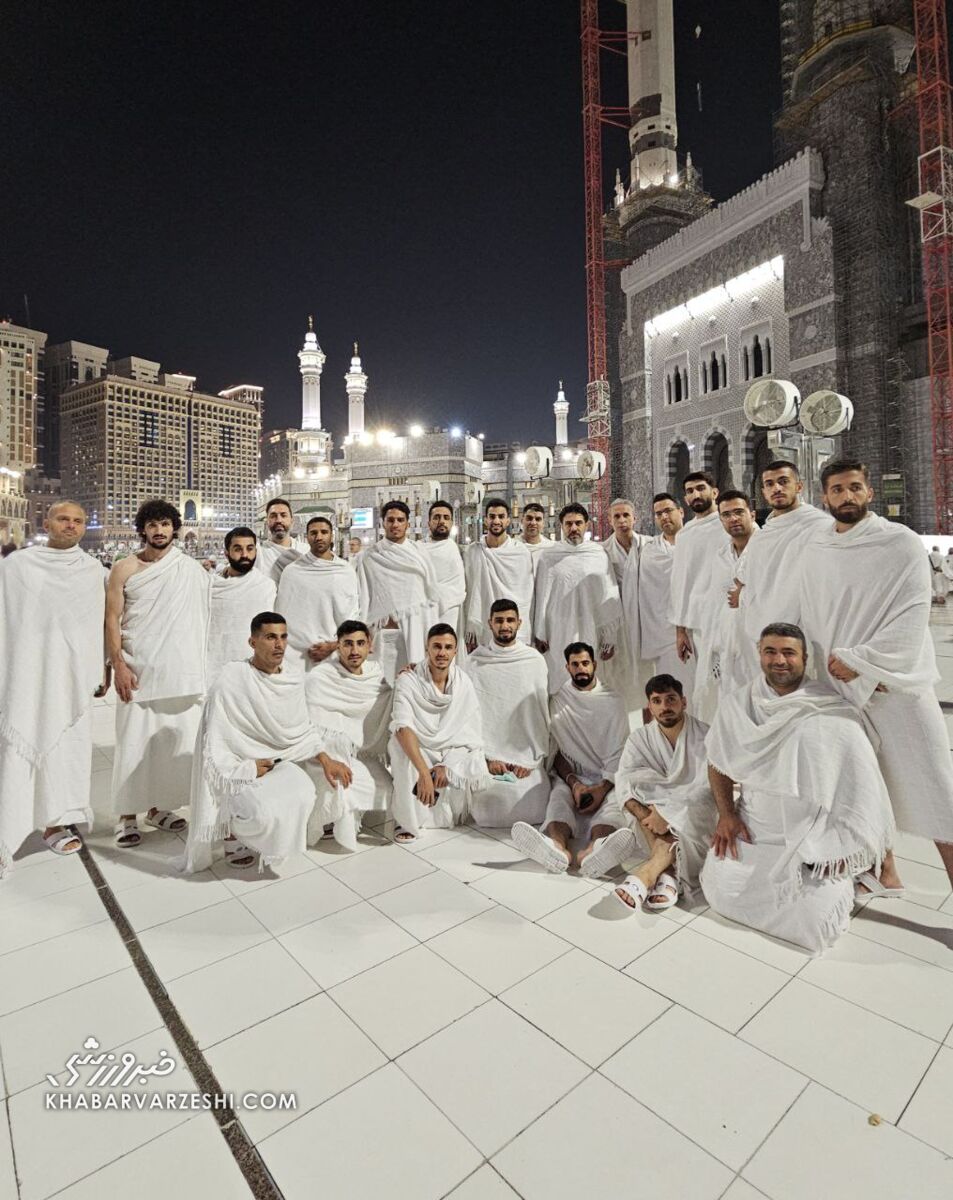 عکس| قاب یادگاری بازیکنان پرسپولیس در جوار خانه خدا