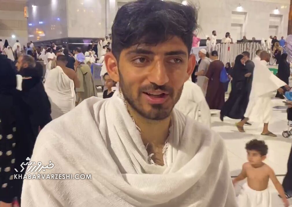 مهدی ترابی در کنار کعبه