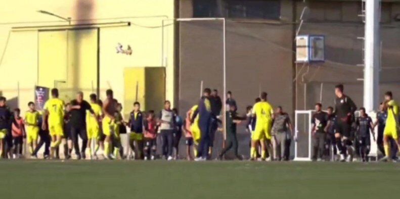عکس| چاقوکشی در فوتبال ایران به قصد کُشت/ حمله ناگهانی یک مهاجم وحشتانک بود