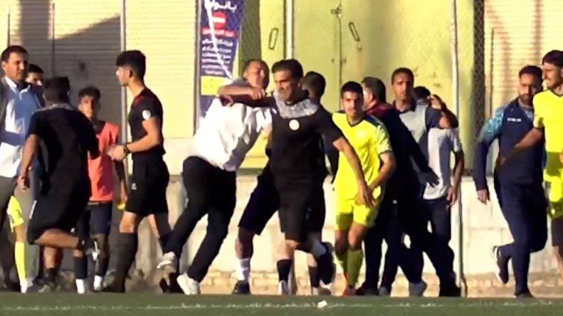 عکس| چاقوکشی در فوتبال ایران به قصد کُشت/ حمله ناگهانی یک مهاجم وحشتانک بود