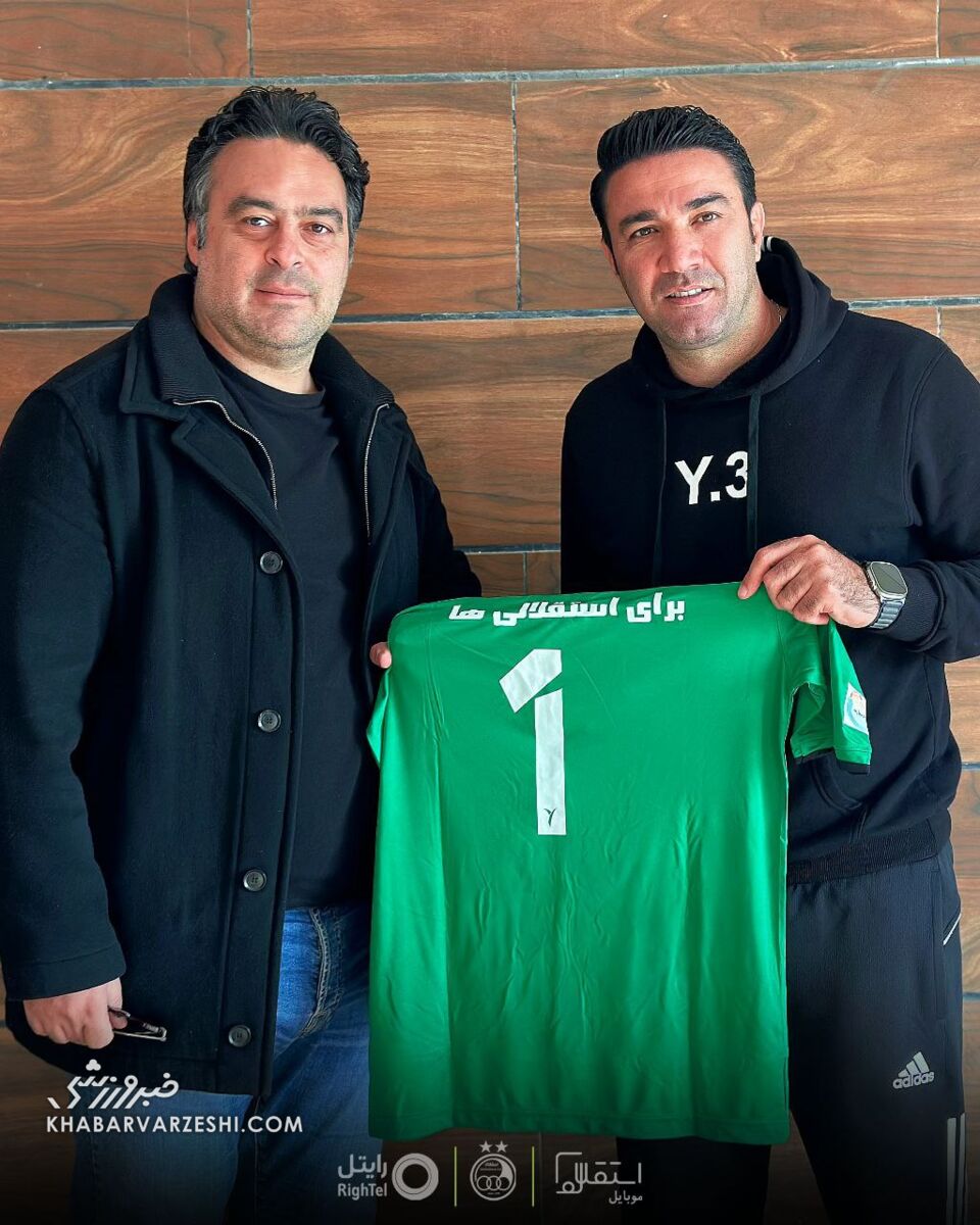 عکس| نکونام پیراهن ناصر حجازی را به فرزندش اهدا کرد