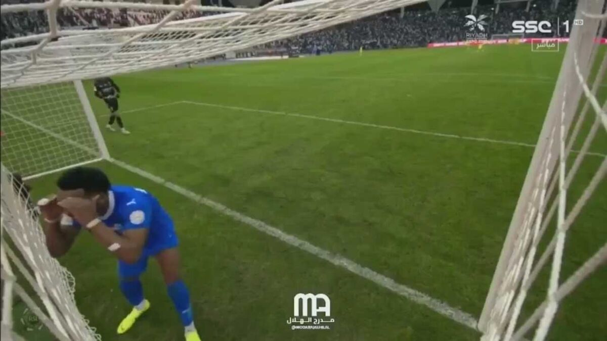 ویدیو| حرکت عجیب در دربی عربستان/ بازیکن الهلال از داخل دروازه تماشاگران را تحریک کرد! شادی گل بازیکن الهلال