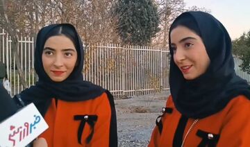 عکس| خواهران دوقلوی پرسپولیسی برای الدحیل خط‌ونشان کشیدند/ این دخترهای سرخ‌پوش راه پیروزی را به گل‌محمدی نشان دادند +ویدیو