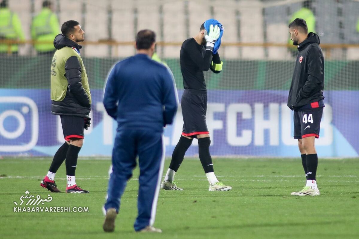 عکس| تلخترین لحظه زندگی بیرانوند/ پاک کردن اشکهای کاپیتان پرسپولیس با لباس آبی