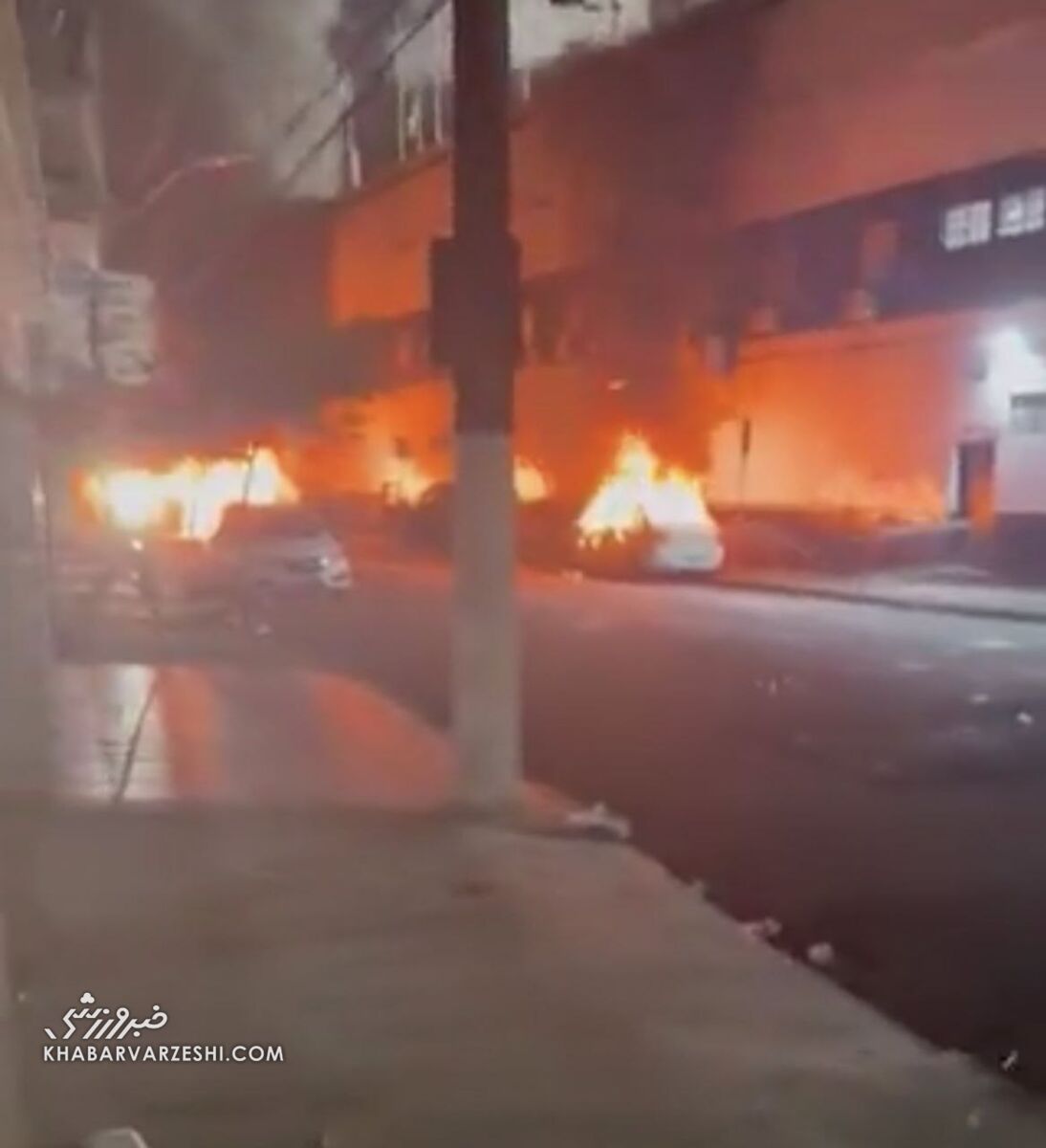 عکس| عصبانیت وحشتناک هواداران سانتوس پس از سقوط/ ورزشگاه و اتوبوس تیم به آتش کشیده شد!