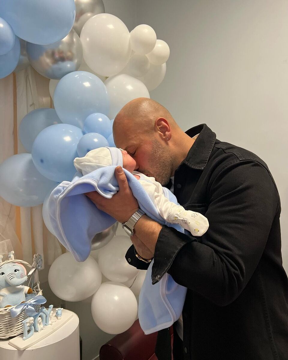 عکس | بوسه خشنترین مرد ایران بر قلب نوزاد تازه متولدش