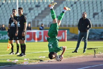 گلسازی که با دست در فوتبال ایران ستاره می‌سازد!