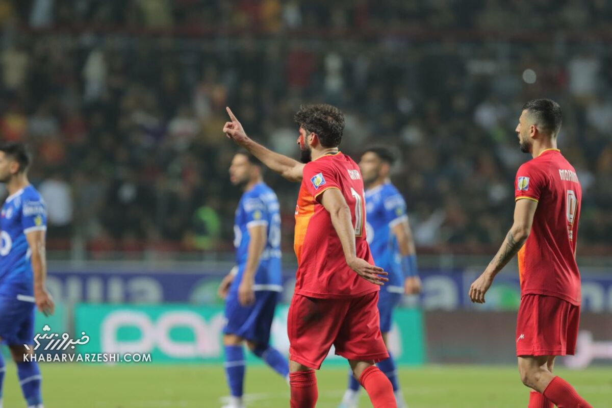 عکس| سکانس خونین در استقلال - فولاد/ صورت یک بازیکن پس از برخورد شدید ترسناک شد!