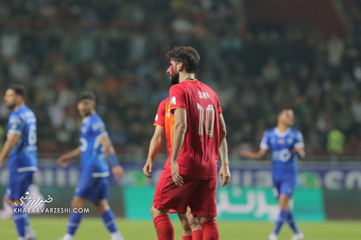 عکس| سکانس خونین در استقلال - فولاد/ صورت یک بازیکن پس از برخورد شدید ترسناک شد!