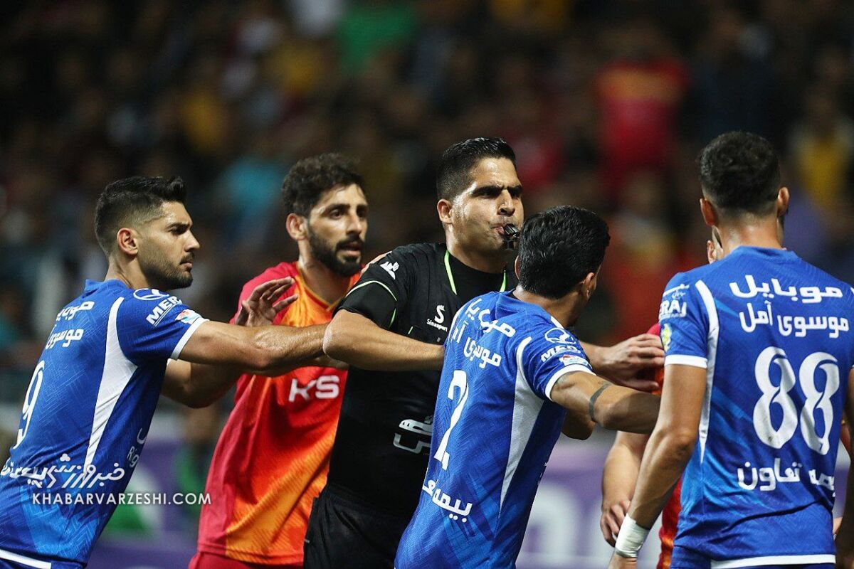 عکس| درگیری شدید یک پرسپولیسی با آرش رضاوند! عکس| درگیری شدید یک پرسپولیسی با آرش رضاوند!