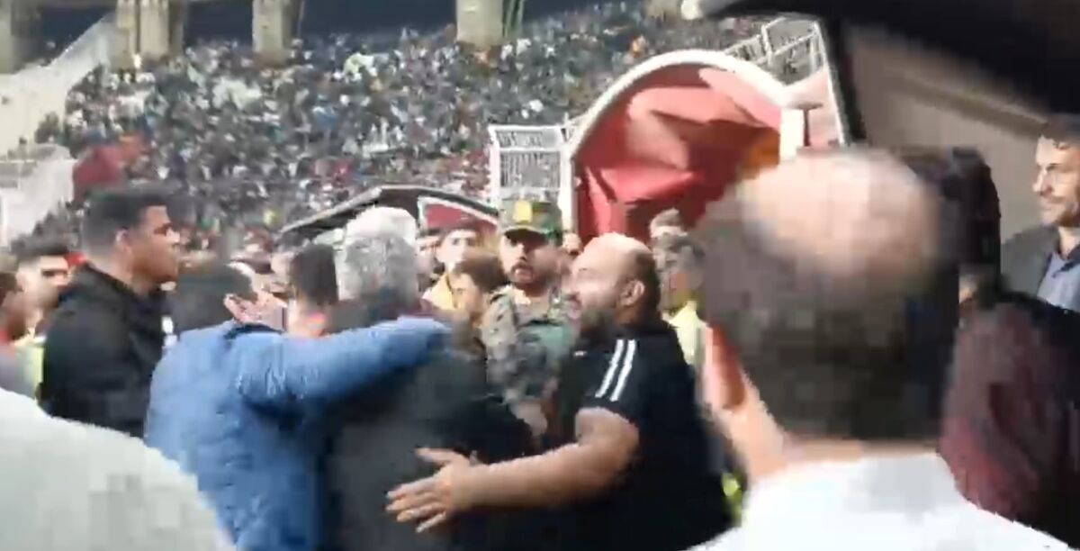 ویدیو| حمله مربی فولاد به استقلالیها/ تلاش باورنکردنی برای کتککاری با کادرفنی حریف! ویدیو| حمله مربی فولاد به استقلالیها/ تلاش باورنکردنی برای کتککاری با کادرفنی حریف!