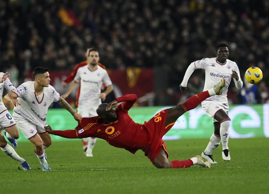 ویدیو| استفاده مورینیو از توپجمعکن برای رساندن پیغام به پاتریسیو ویدیو| استفاده مورینیو از توپجمعکن برای رساندن پیغام به پاتریسیو