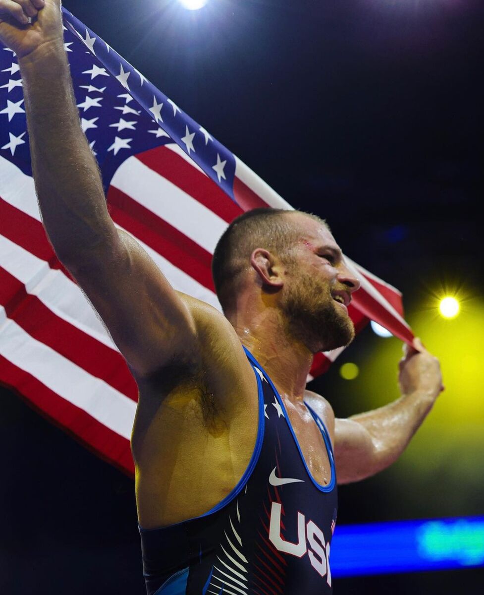 تصاویری زیبا از پادشاه ایرانی و گربه سیاه حسن یزدانی/ ژست قهرمان سنگین وزن جهان در بین اعجوبههای کشتی