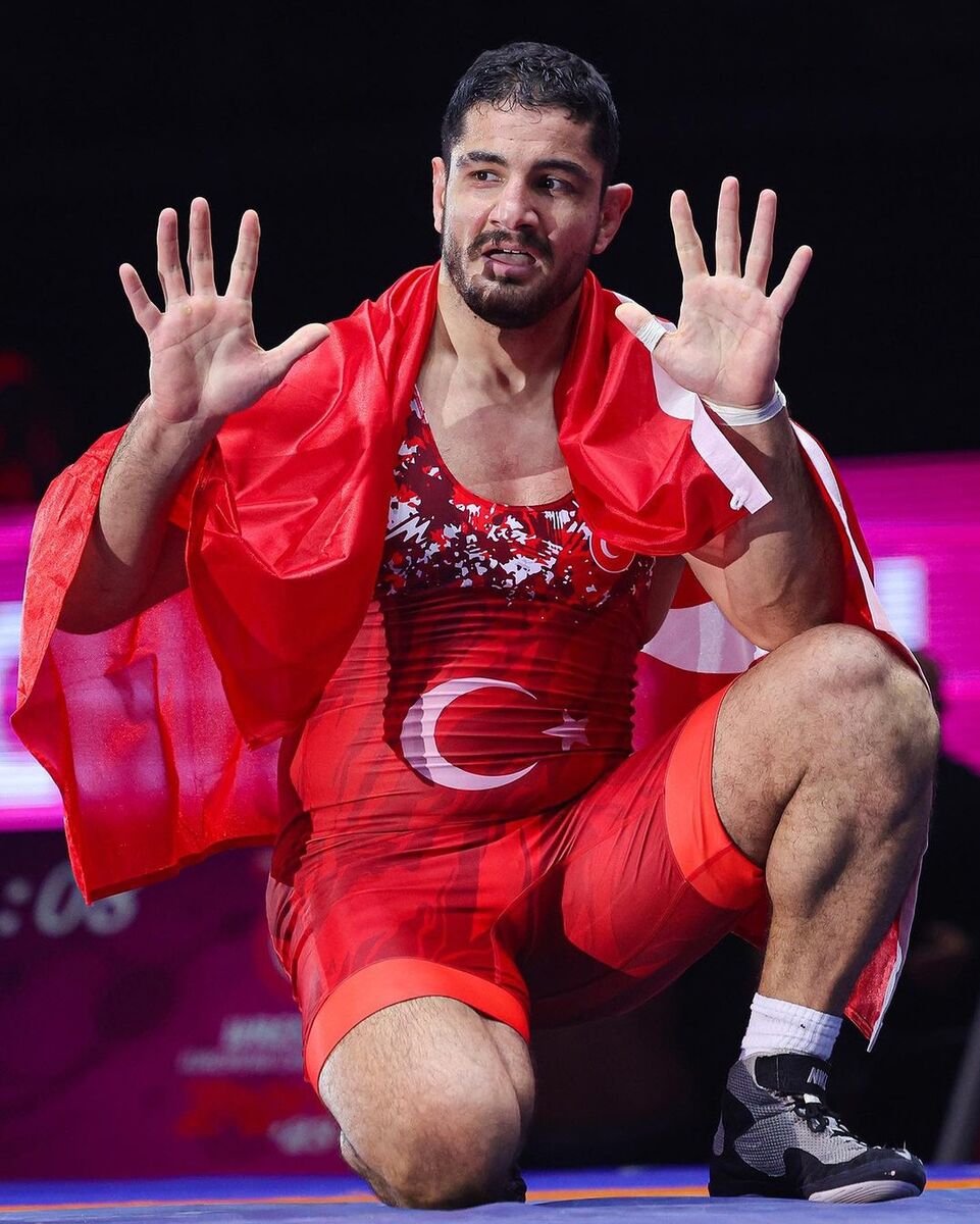 تصاویری زیبا از پادشاه ایرانی و گربه سیاه حسن یزدانی/ ژست قهرمان سنگین وزن جهان در بین اعجوبههای کشتی