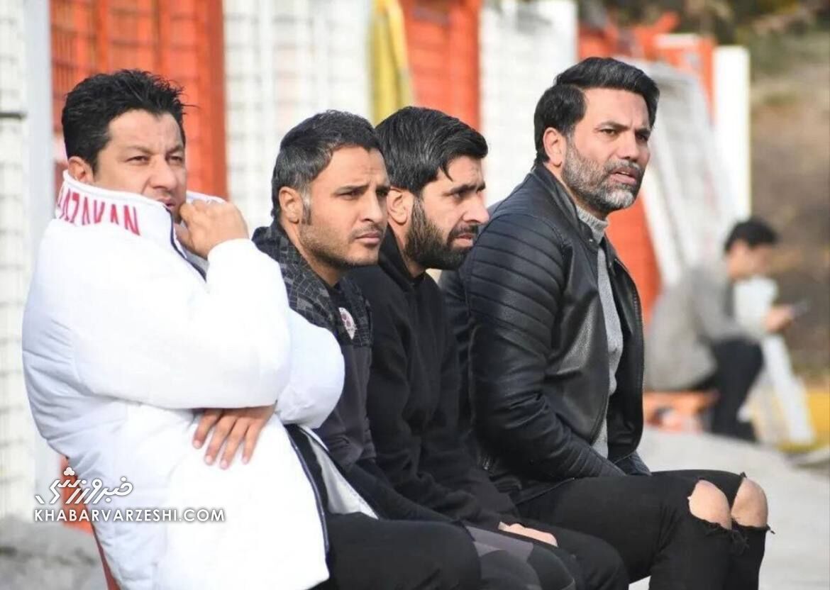 عکس| استایل عجیب نیکبخت واحدی روی نیمکت مربیگری با شلوار پاره